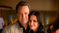 Courteney Cox diz que conversa com Matthew Perry: "Sinto por perto"