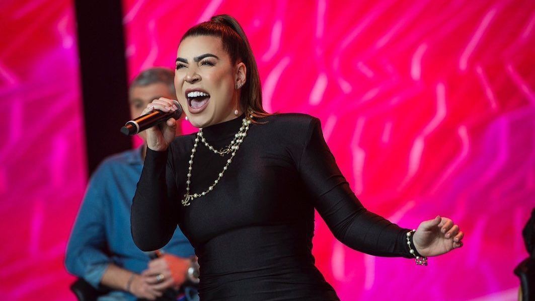 Naiara Azevedo é dona dos hits "Palhaça" e "50 Reais"
