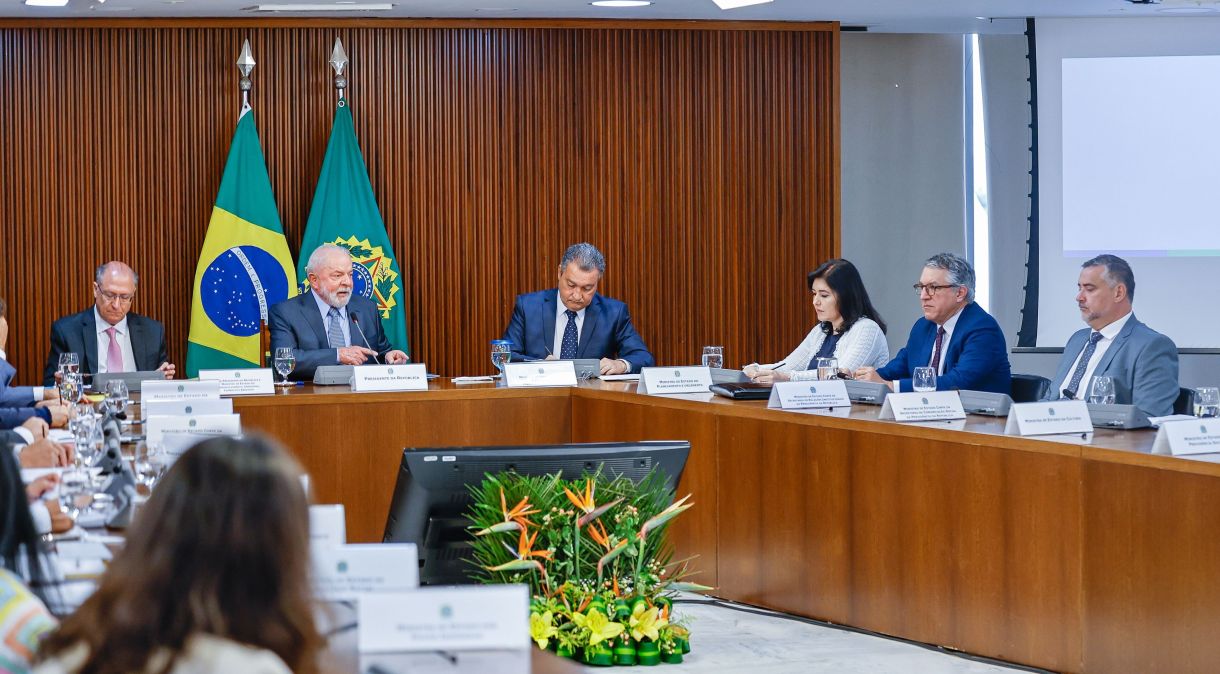 Lula conduz reunião com ministros no Palácio do Planalto