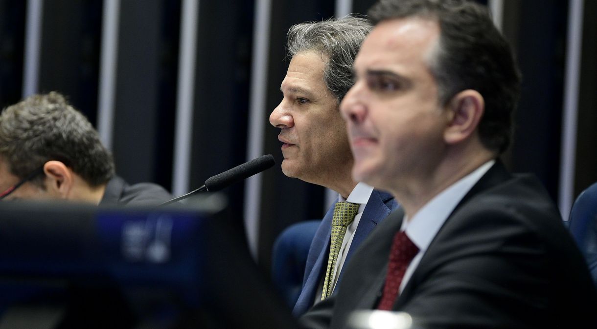 O ministro da Fazenda, Fernando Haddad, e opresidente do Senado Federal, Rodrigo Pacheco (PSD-MG), durante sessão no Senado