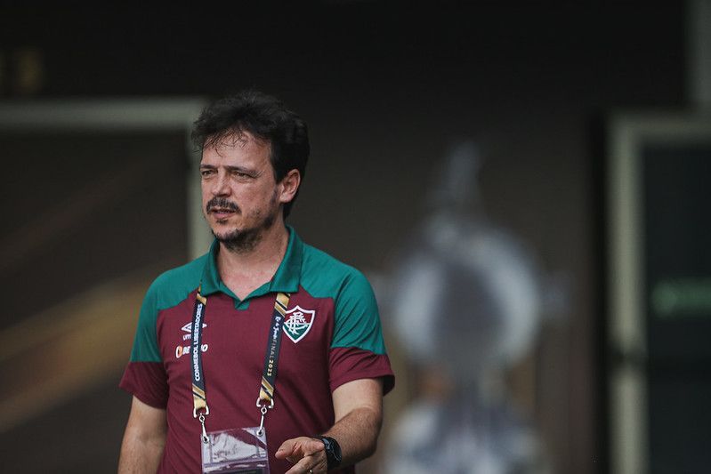 Fernando Diniz volta ao Maracanã para partida do Fluminense contra o São Paulo, pelo Brasileirão.