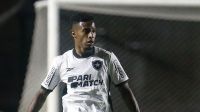 Tchê Tchê, do Botafogo, recebe pontos na perna após entrada de Hugo Moura