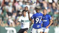 Coritiba vence Cruzeiro em jogo com invasão de campo e pancadaria