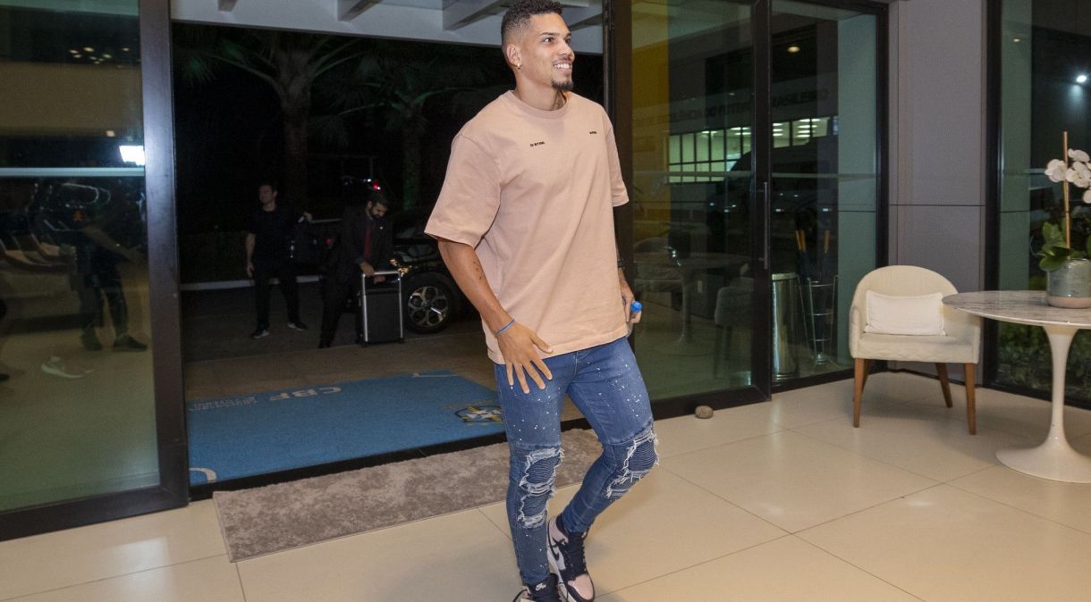 Paulinho na chegada aos treinos da Seleção Brasileira na Granja Comary