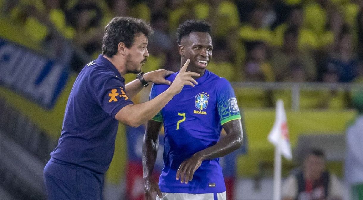 Fernando Diniz conversa com Vinicius Júnior na derrota do Brasil para a Colômbia