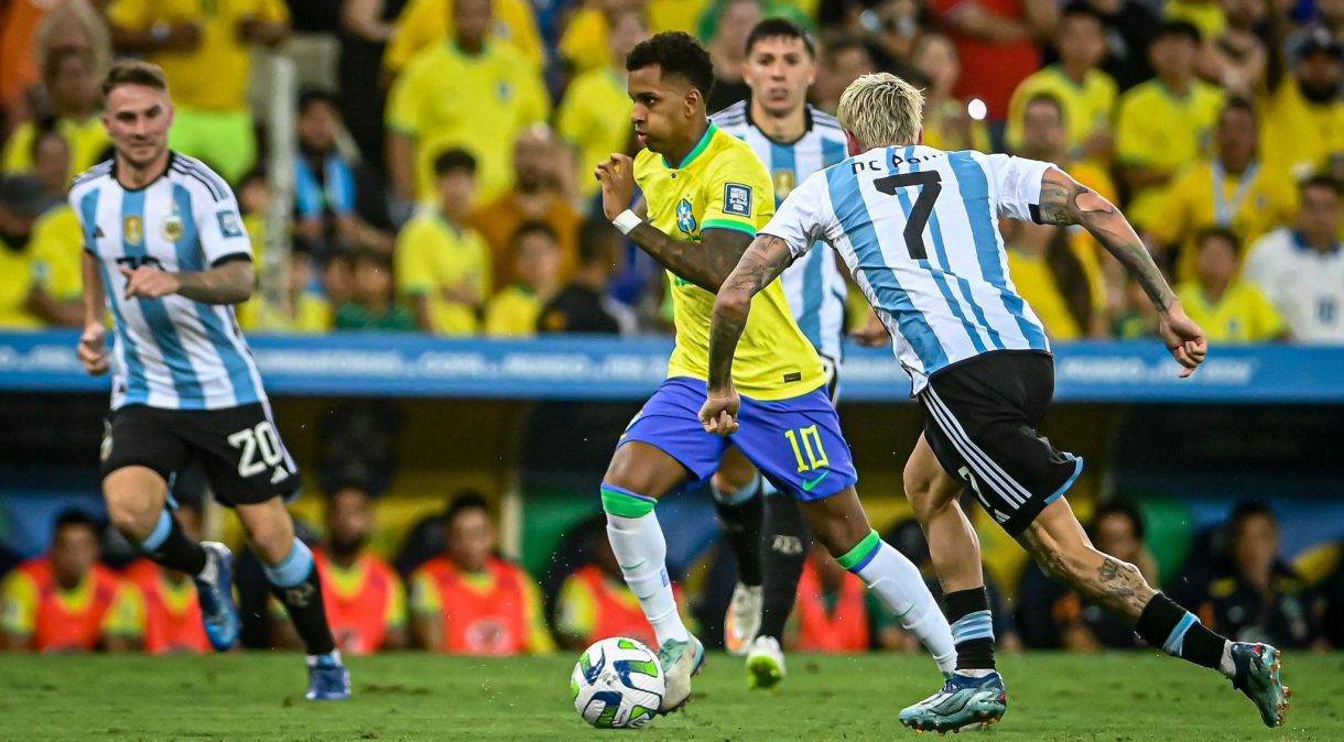 Rodrygo com a bola em Brasil 0 x 1 Argentina no Maracanã