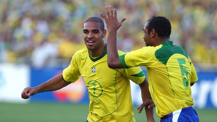 Adriano comemorando gol pelo Brasil em 2004