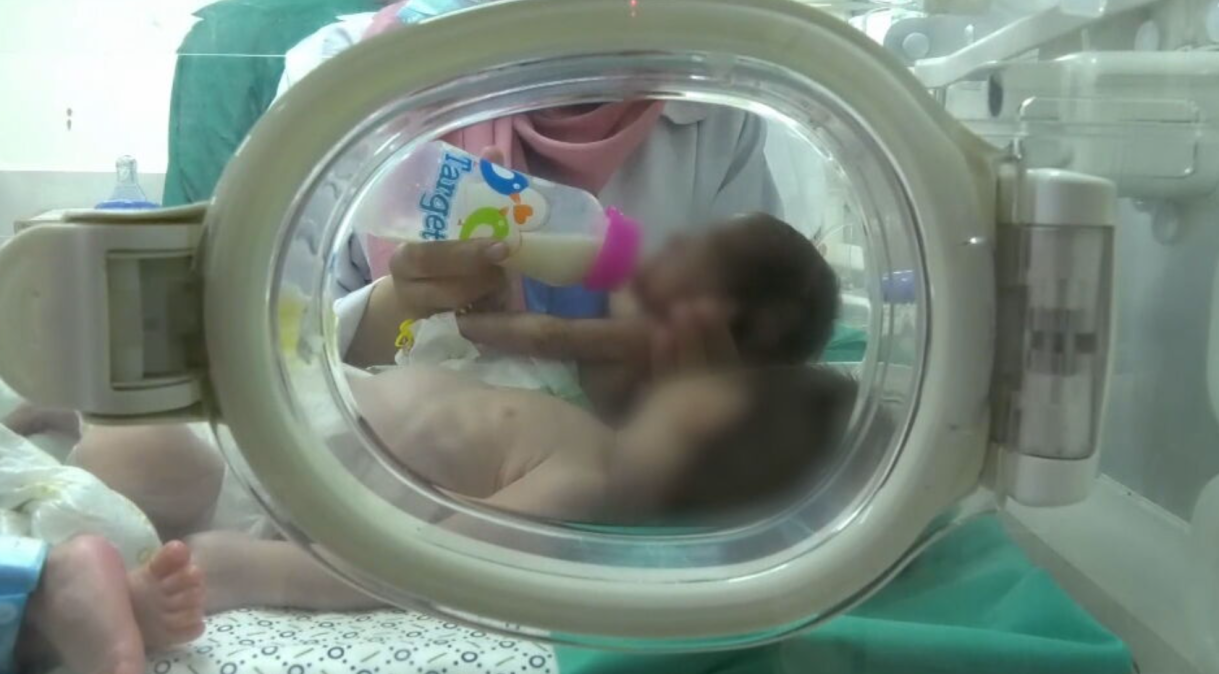 Bebê prematuro é levado de Gaza para hospital no Egito.