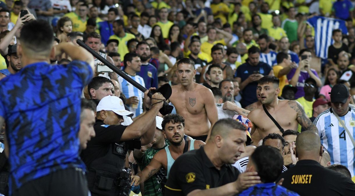 Policiais usam cassetetes contra torcedores argentinos na arquibancada no Maracanã