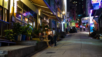 Cidade, que costumava ter bares cheios e ruas movimentadas, agora tem bares vazios e baixa demanda