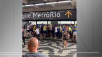 Torcidas de Fluminense e Boca Juniors brigam dentro de estação do metrô no Rio