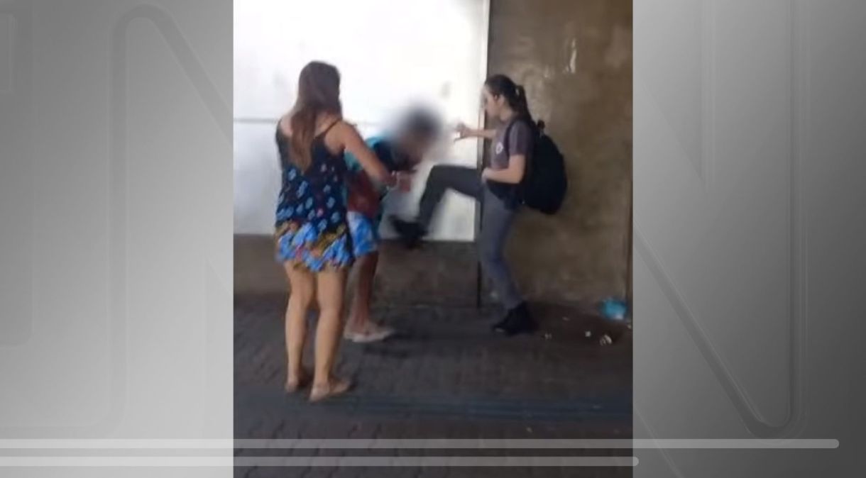 PM chuta jovem negro ameaçado em frente à Estação Carandiru, em São Paulo