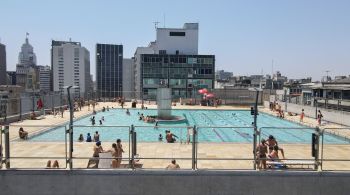 Calor levou a população a se refrescar em piscinas e até em chafarizes na capital paulista