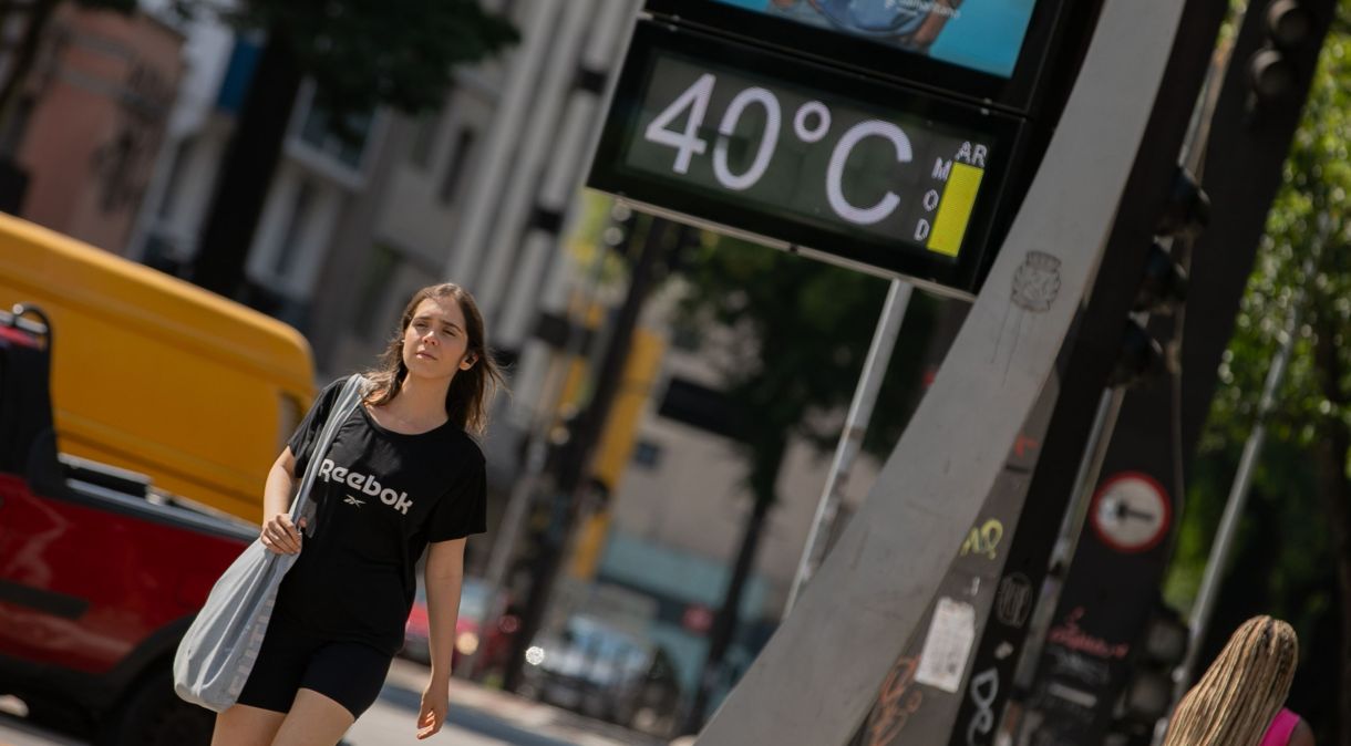 Pedestres enfrentam forte calor na altura do Viaduto Santa Generosa, zona sul de São Paulo