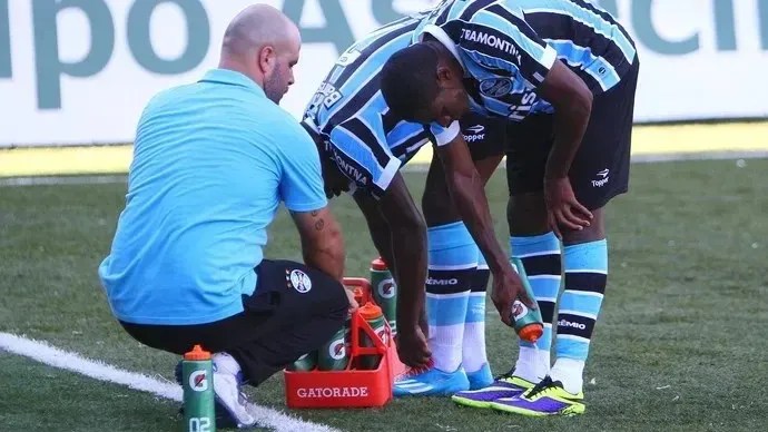 Jogadores do Grêmio molham os pés devido ao calor em janeiro de 2014