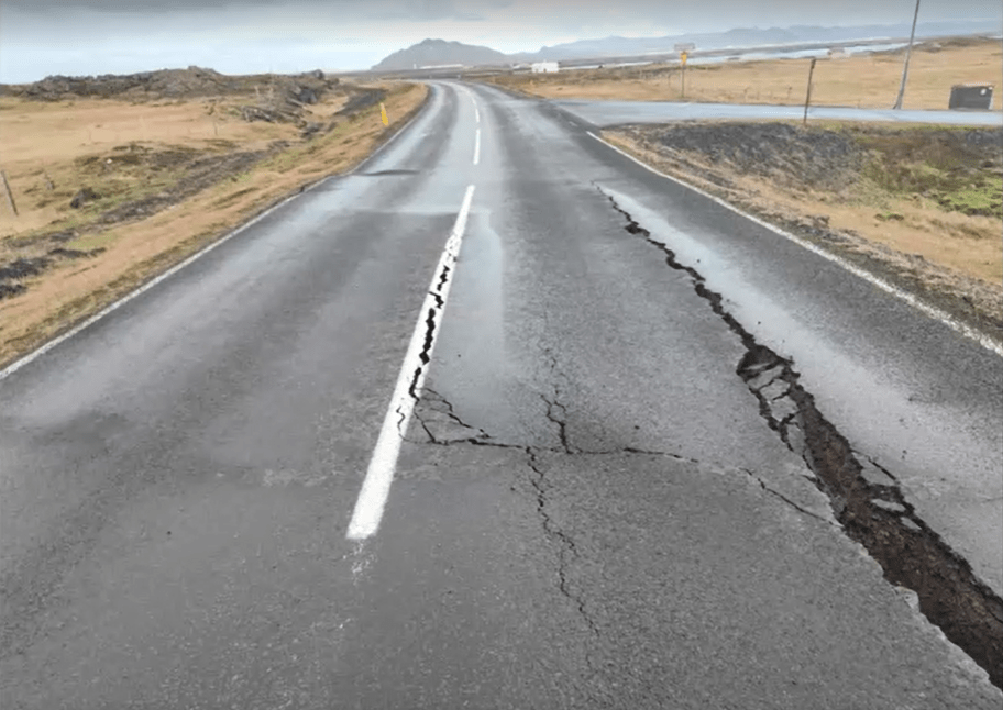 Estrada danificada na Islândia após terremotos causados por potencial erupção vulcânica