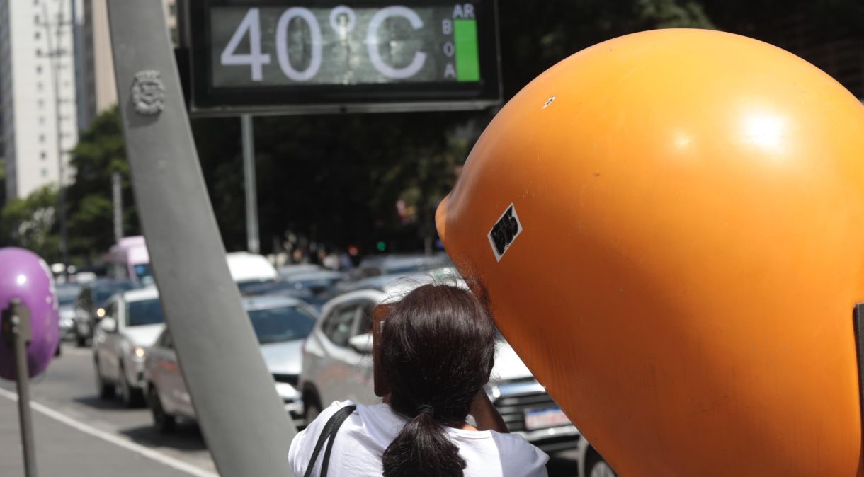 Termômetro registra calor na Avenida Paulista: temperatura bateu recorde em SP nesta segunda-feira (13)
