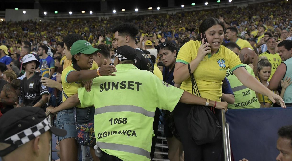 Confusão entre policiais militares e torcedores de Brasil e Argentina no Maracanã