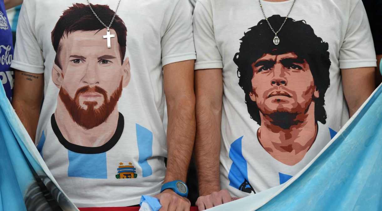 Messi e Maradona, os dois maiores ídolos do futebol argentino