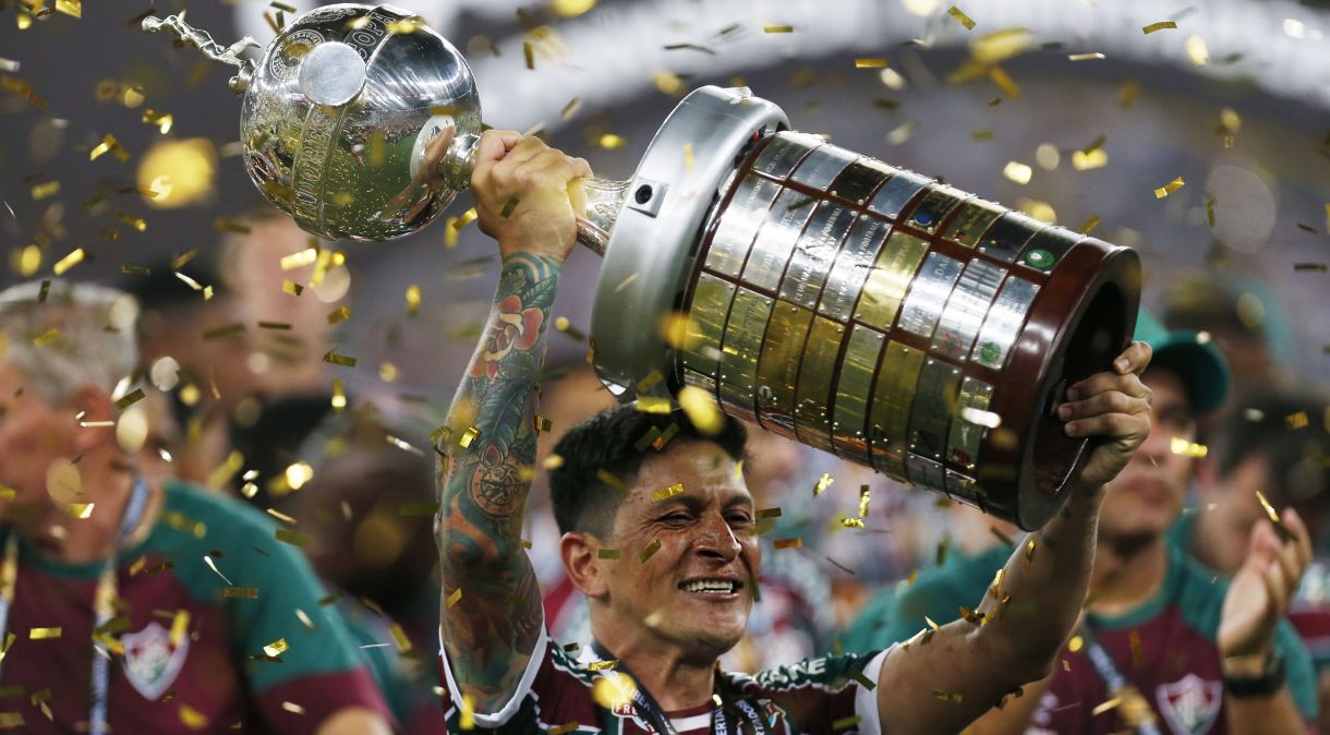 Germán Cano ergue a taça da Libertadores no Maracanã