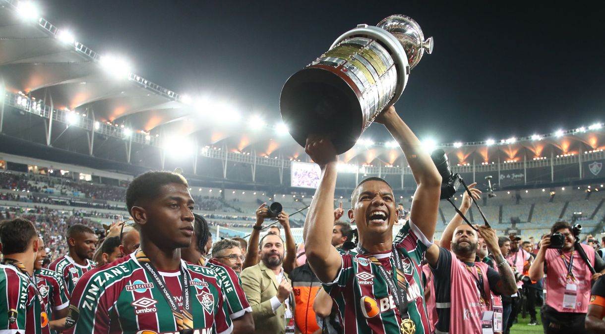 David Braz, zagueiro do Fluminense, ergue a taça da Copa Libertadores