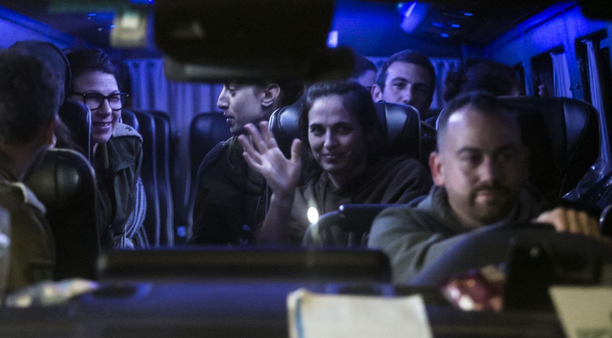 Van transporta reféns libertados pelo Hamas de Gaza