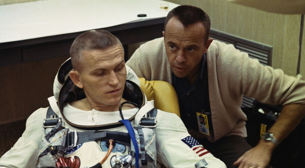 Astronauta Frank Broman, piloto de comando da tripulação do Gemini 7 Prime, sentado no trailer de preparação no centro espacial Kenendy com o comandante Alan B. Shepard Jr., um colega astronauta, em Cape Kennedy, Flórida