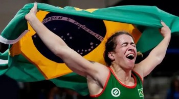 Giullia Penalber venceu luta dura contra a canadense Hannah Tayloh para subir no lugar mais alto do pódio