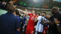 Goleiro da Argentina “defende” cassetete de policial durante confusão no Maracanã