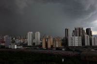 Chuva provocou ventos de mais de 100 km/h na cidade de São Paulo