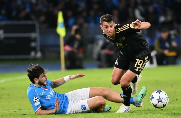 Jogadores de Napoli e Union Berlin disputam bola em empate