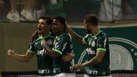 Palmeiras vence o Athletico-PR e iguala o Botafogo na liderança do Brasileiro