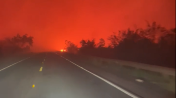 Vídeo mostra carro cruzando a BR-262 em meio aos incêndios que atingem a região centro-oeste do país