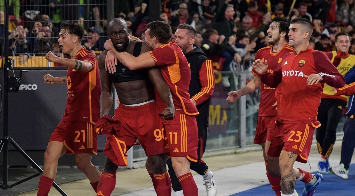 Lukaku comemora gol pela Roma contra o Lecce, pela Serie A