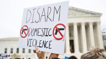 Caso crucial sobre armas de fogo levantou questões no tribunal americano que podem anular uma lei que proíbe agressores domésticos de terem uma