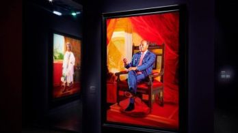 Kehinde Wiley, mais conhecido pelo seu retrato do ex-presidente Barack Obama, passou anos viajando pela África para pintar chefes de estado; com o projeto, ele quer abrir uma discussão sobre como vemos o poder