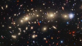 Astrônomos usaram os poderes combinados dos telescópios Hubble e Webb para retratar aglomerados de galáxias em colisão, chamados de Aglomerado de Galáxias da Árvore de Natal