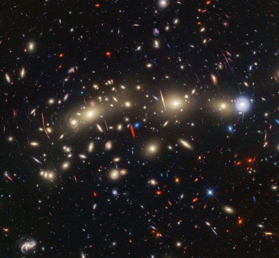 O aglomerado de galáxias MACS0416 é visto aqui com detalhes requintados graças a uma imagem composta criada com dados dos telescópios espaciais James Webb e Hubble da Nasa