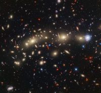 “Árvore de Natal” cósmica deslumbra em nova imagem dos telescópios Hubble e Webb