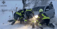 Tempestade de neve deixa 12 mortos e pessoas presas em estradas na Europa