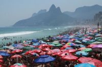 Imagens: com calor recorde, população lota praias e piscinas em SP e no Rio; veja