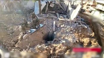 As Forças de Defesa de Israel divulgaram imagens que mostram o acesso para uma suposta rede de túneis utilizada pelo grupo palestino abaixo do Hospital Al-Shifa, o maior da Faixa de Gaza