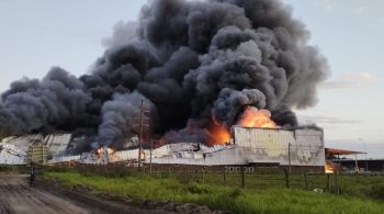 Bombeiros continuam no local tentando controlar o fogo; ainda não há informações sobre feridos ou o que teria provocado o incêndio na fábrica