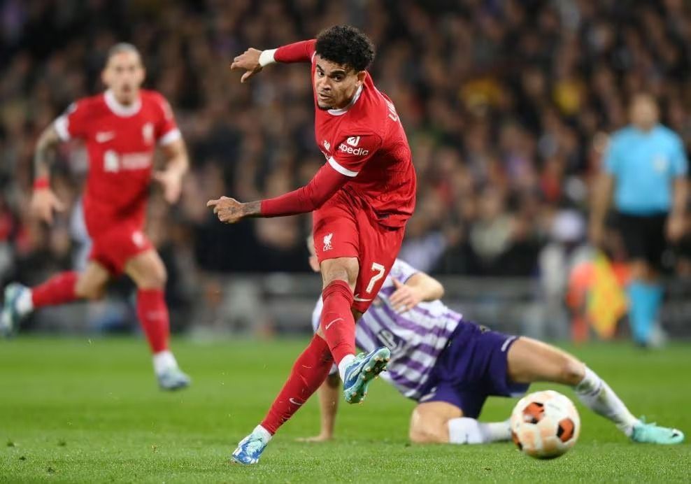 Luis Díaz em ação na partida contra o Toulouse