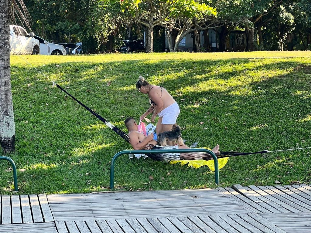 Casal descansa na rede no Aterro do Flamengo durante dia de forte calor no Rio de Janeiro