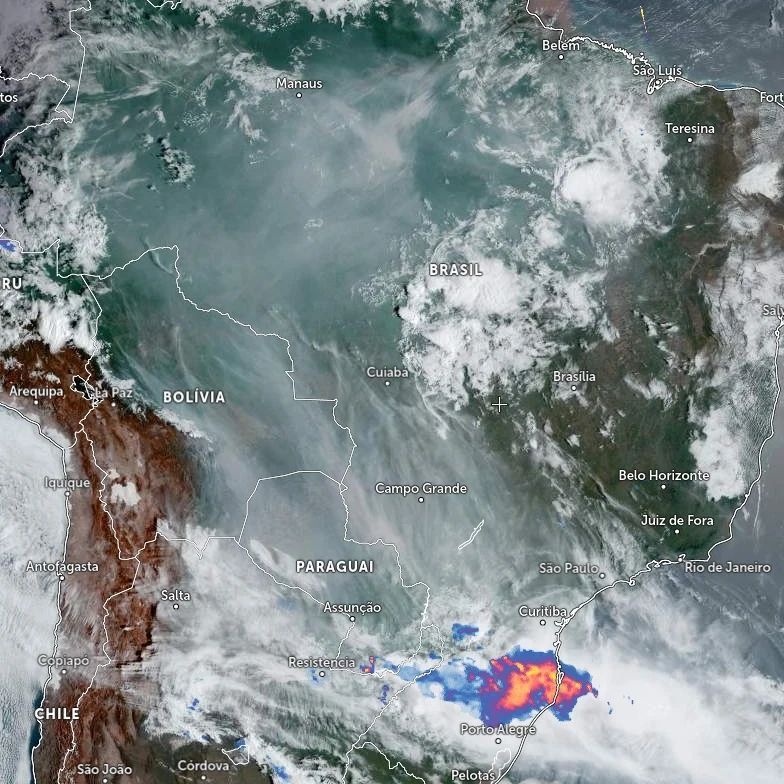 Imagem de satélite mostra a fumaça encobrindo boa parte do Norte e do Centro-Oeste do Brasil em razão dos incêndios florestais