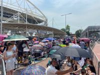 Cabana, guarda-chuva e leque: “swifties” inovam para amenizar calor na fila