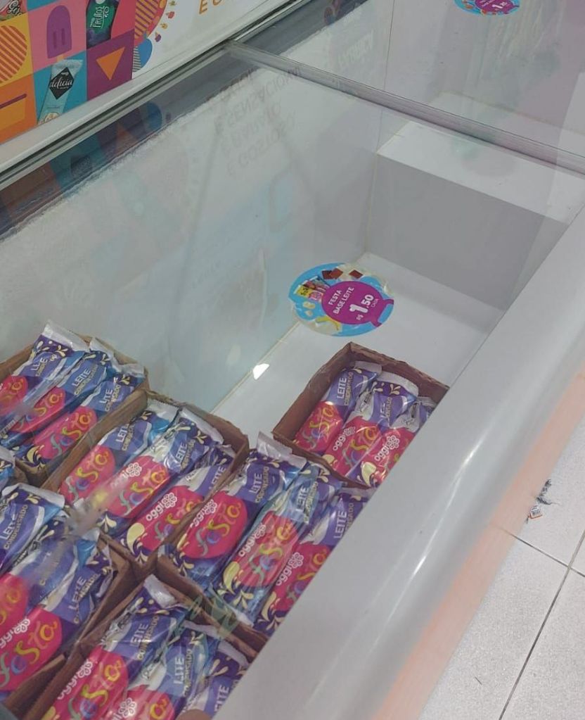 freezer quase vazio em sorveteria de São Paulo