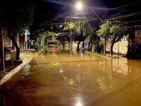 Rio Guaíba tem cheia histórica e águas invadem ruas em Porto Alegre