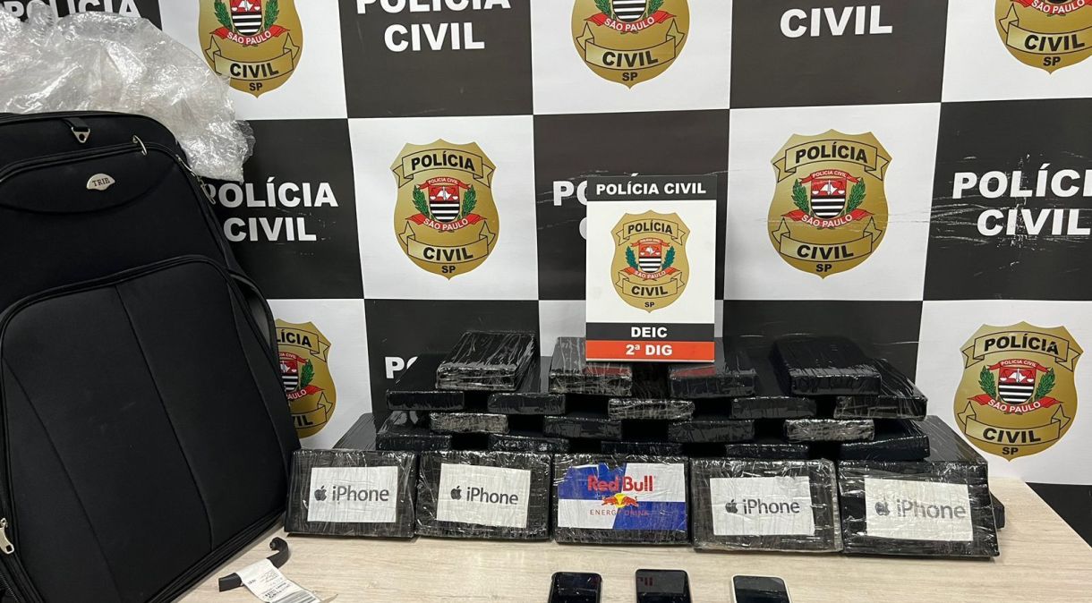 Tijolos de cocaína apreendidos em malas no Aeroporto de Guarulhos